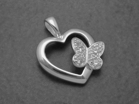 Silber Anhänger in Herzform mit einem Schmetterling aus Zirkonia in weiß, Hersteller: Juwelier Harnisch, elegantes Design für besondere Anlässe.