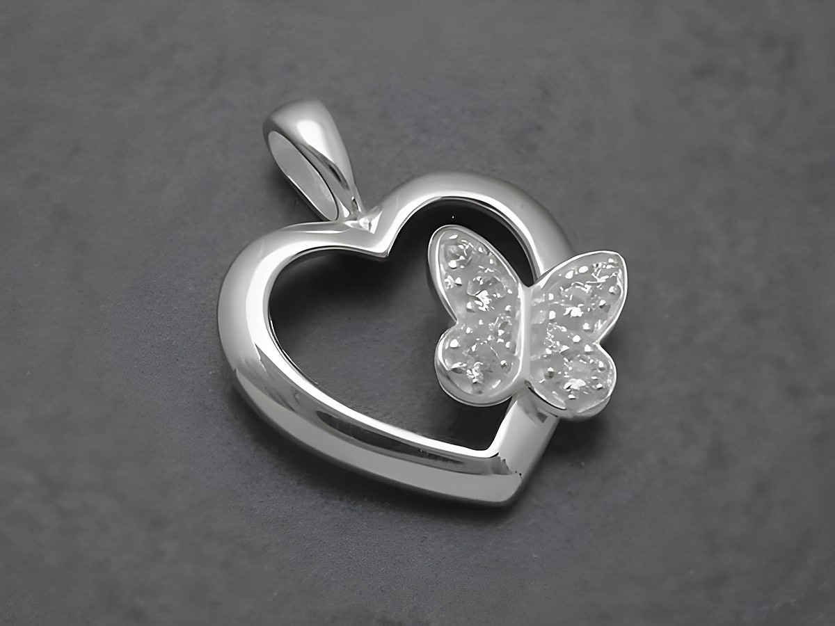 Silber Anhänger in Herzform mit einem Schmetterling aus Zirkonia in weiß, Hersteller: Juwelier Harnisch, elegantes Design für besondere Anlässe.