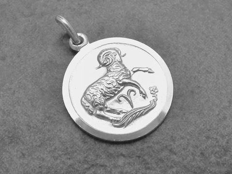 Silber Anhänger Sternzeichen Widder rund teilmattiert von Juwelier Harnisch zeigt eine kunstvolle Darstellung eines Widders auf der Vorderseite. Ideal für Sternzeichenliebhaber.