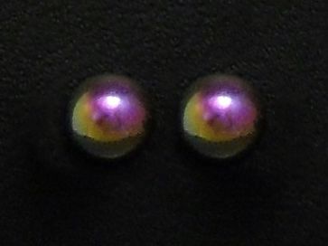Bunte Edelstahl Ohrstecker in 5 mm Durchmesser mit schimmerndem Regenbogen-Farben, hergestellt von Juwelier Harnisch. Ideal für jeden Anlass und ein trendvolles Accessoire.