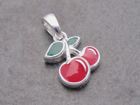 Silber Anhänger in Kirschen-Design mit rotem und dunkelgrünem Lack, süß und stilvoll, Hersteller: Juwelier Harnisch, ideal für jeden Anlass.
