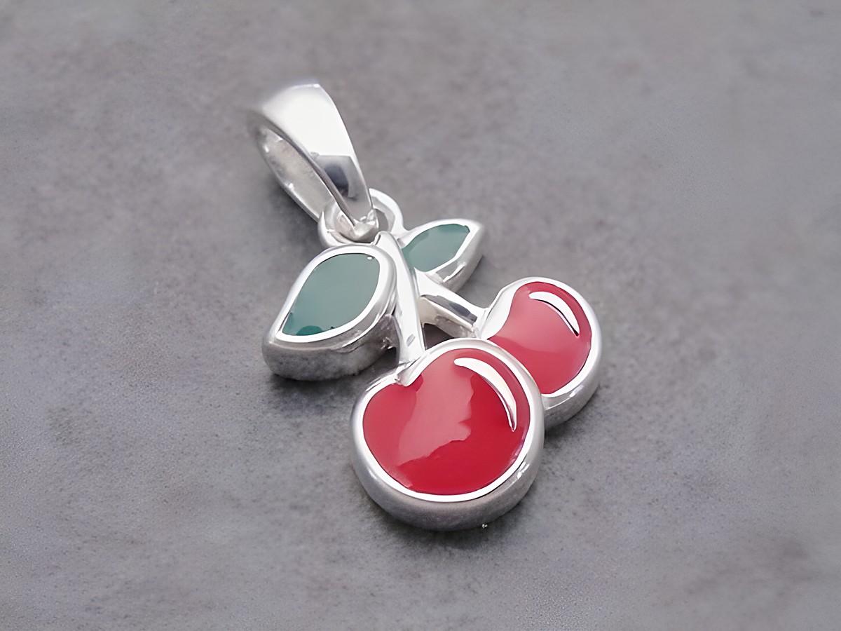 Silber Anhänger in Kirschen-Design mit rotem und dunkelgrünem Lack, süß und stilvoll, Hersteller: Juwelier Harnisch, ideal für jeden Anlass.