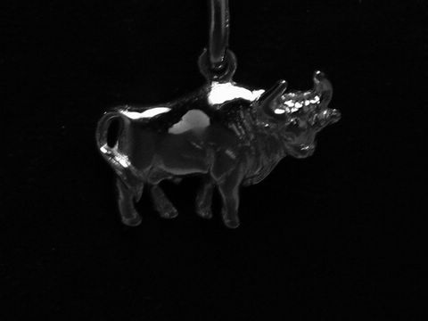 Stier Anhänger aus rhodiniertem 925 Sterling Silber, detailreich und glänzend, dargestellt in einer stehenden Position, ideal für Schmuckliebhaber des Sternzeichens Stier.
