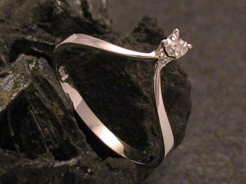 Weißgoldring filigran in Weißgold 585 mit Diamant, Größe 55, Hersteller Juwelier Harnisch, geeignet bis Gr. 56/18. Elegantes Design auf dunklem Hintergrund.