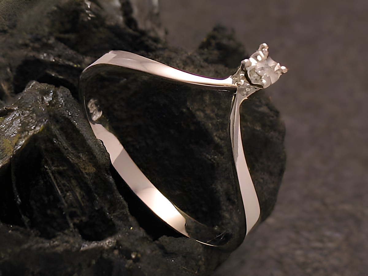 Weißgoldring filigran in Weißgold 585 mit Diamant, Größe 55, Hersteller Juwelier Harnisch, geeignet bis Gr. 56/18. Elegantes Design auf dunklem Hintergrund.