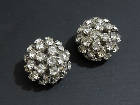 Strass Ohrclips prunkvoll in weiß und silberfarben, hergestellt von Juwelier Harnisch. Elegante, funkelnde Ohrschmuckstücke für besondere Anlässe.