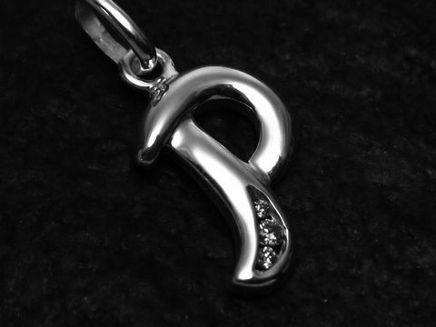 Buchstaben Anhänger P aus Sterling Silber mit Zirkonia, Hersteller Juwelier Harnisch, glänzende Oberfläche, elegantes Design. Ideal für persönliche Schmuckstücke.