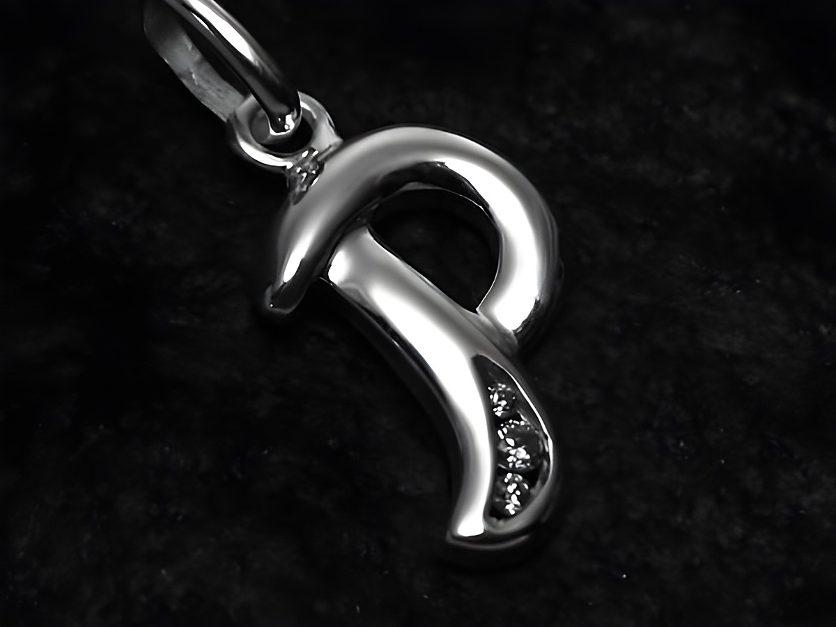 Buchstaben Anhänger P aus Sterling Silber mit Zirkonia, Hersteller Juwelier Harnisch, glänzende Oberfläche, elegantes Design. Ideal für persönliche Schmuckstücke.