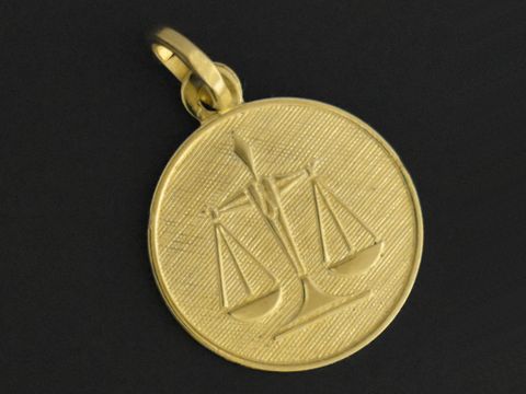 Gold 333 Sternzeichen Anhänger Waage mit feiner Detailgestaltung der Waage, gefertigt vom Juwelier Harnisch, ideal als persönliches Schmuckstück oder Geschenk.