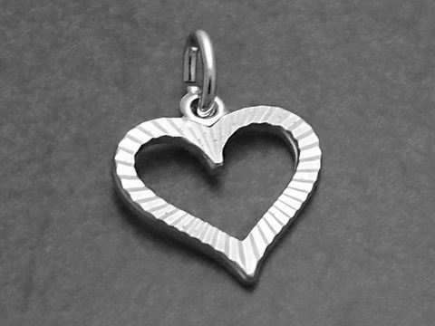 Silber Herzanhänger mit Diamantschliff, flache Form, hergestellt von Juwelier Harnisch, ideal als Schmuckstück oder Geschenk.