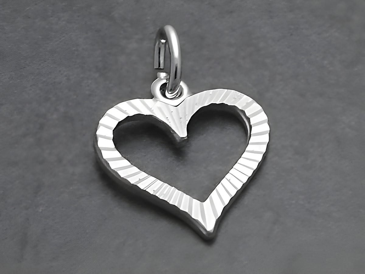 Silber Herzanhänger mit Diamantschliff, flache Form, hergestellt von Juwelier Harnisch, ideal als Schmuckstück oder Geschenk.