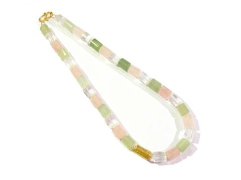 Steinkette aus Rosenquarz, Serpentin und Zuchtperlen, 53 cm lang, gefertigt vom Juwelier Harnisch, harmonische Farbkombination aus sanften Rosé- und Grüntönen.