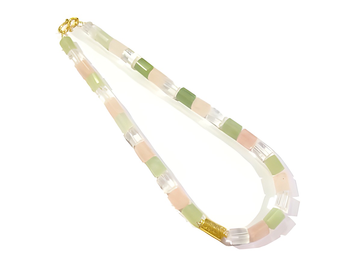 Steinkette aus Rosenquarz, Serpentin und Zuchtperlen, 53 cm lang, gefertigt vom Juwelier Harnisch, harmonische Farbkombination aus sanften Rosé- und Grüntönen.