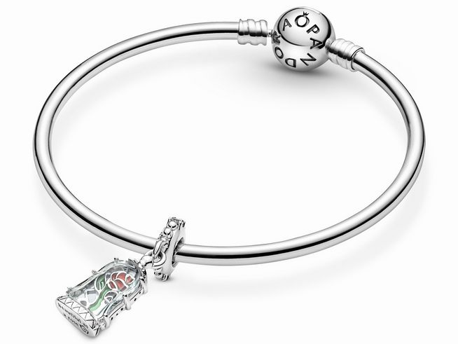 Pandora Charm Anhänger 790024C01 aus Sterling Silber mit einem detailreichen Design der verzauberten Rose aus Disney Die Schöne und das Biest, verziert mit Zirkonia und Emaille.