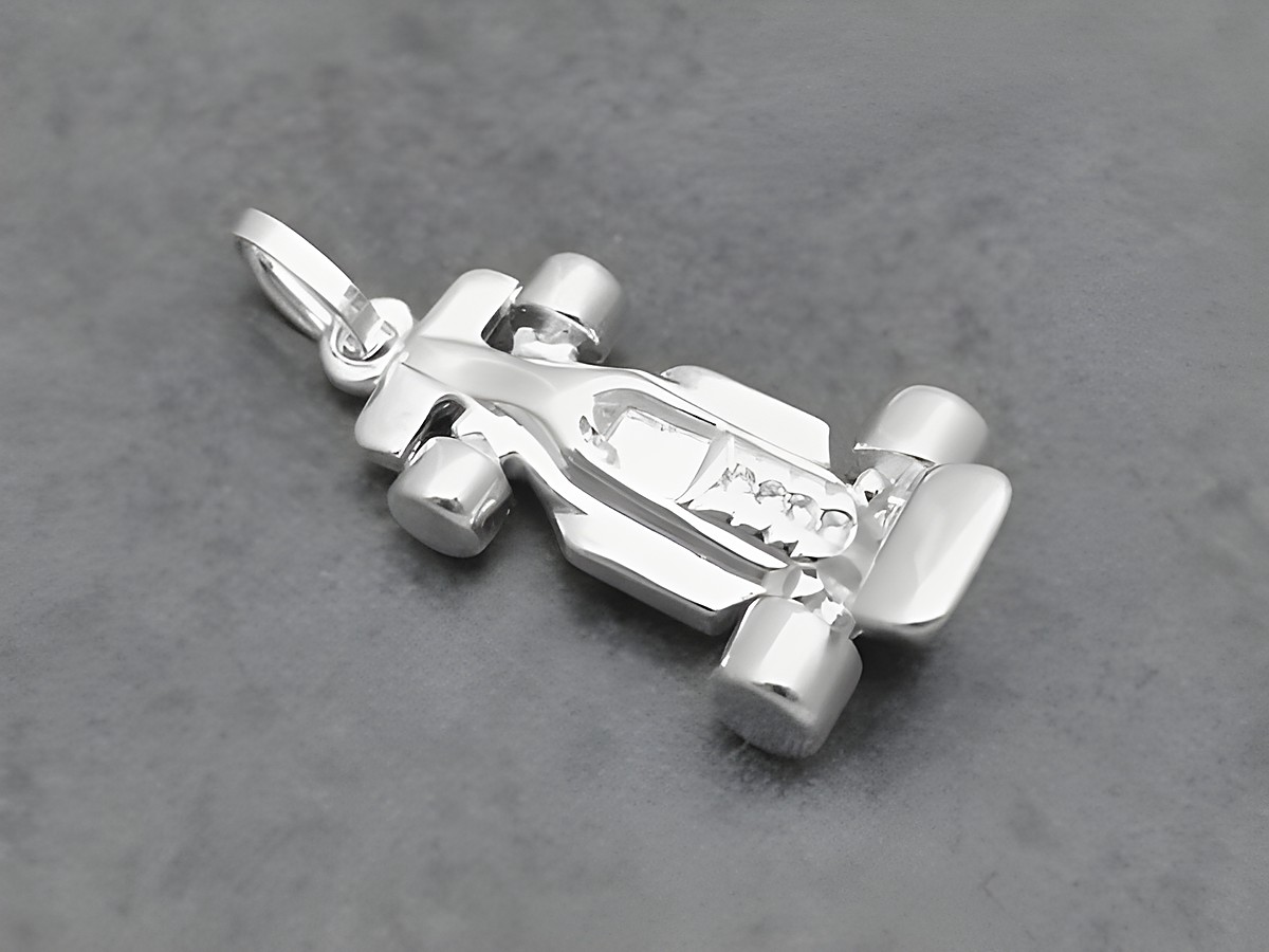 Silber Anhänger in Form eines sportlichen Rennautos, hergestellt von Juwelier Harnisch, ideal für Fahrzeuge-Enthusiasten und Motorsport-Fans.