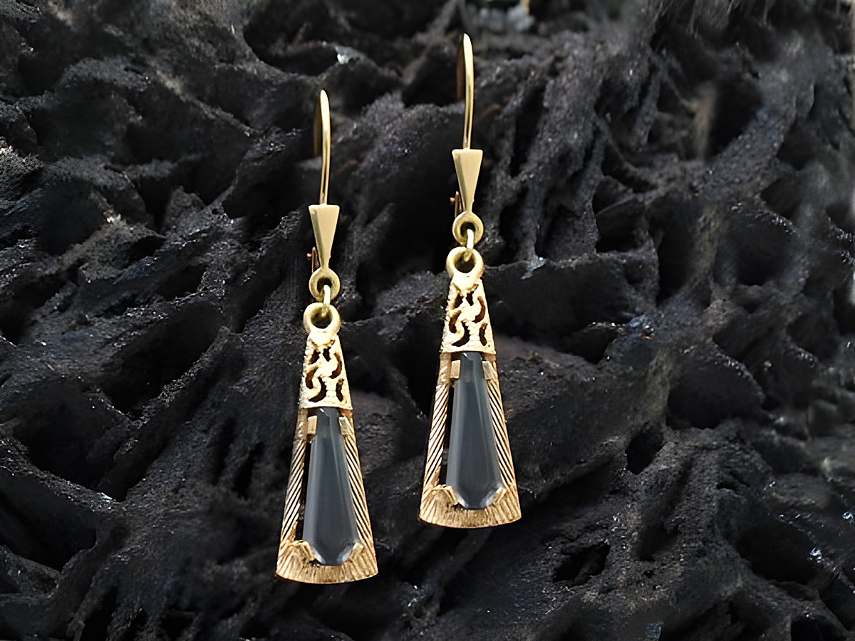 Elegante Gold 585 Ohrhänger mit einem synthetischen Turmalin im facettierten Design, hergestellt von Juwelier Harnisch. Ideal für stilvolle Akzente.