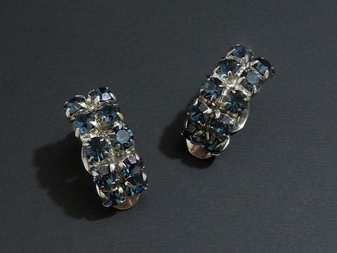 Strass Ohrclips in galantem Design, blau und silberfarben, Hersteller Juwelier Harnisch, perfektes Accessoire für elegante Anlässe.