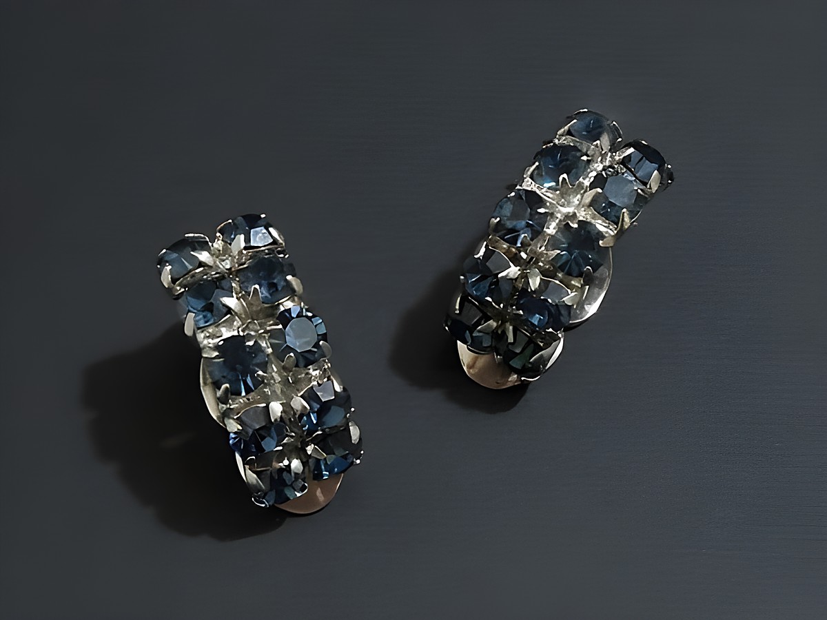 Strass Ohrclips in galantem Design, blau und silberfarben, Hersteller Juwelier Harnisch, perfektes Accessoire für elegante Anlässe.