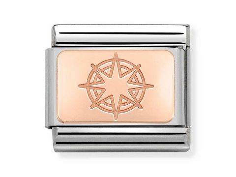 Eleganter Nomination Classic Roségold 430110 03 Charm mit Windrose-Design in hochwertigem Roségold auf einem silbernen Basisarmband, ideal für stilvolle Akzente.