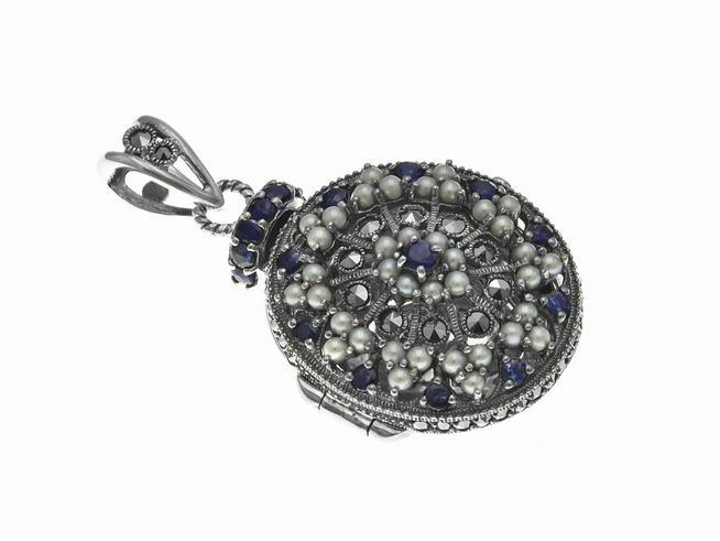 Medaillon Saphir königlich nostalgisch aus Sterling Silber, Hersteller Juwelier Harnisch, verziert mit einem kunstvollen Muster aus Perlen und blauen Steinen.