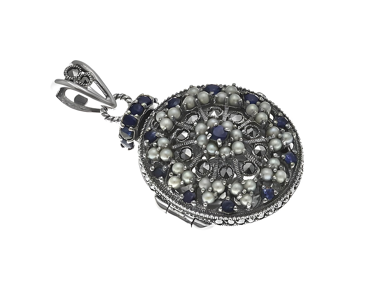 Medaillon Saphir königlich nostalgisch aus Sterling Silber, Hersteller Juwelier Harnisch, verziert mit einem kunstvollen Muster aus Perlen und blauen Steinen.