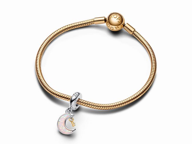 Bicolor Schlüssel und Mond Charm-Anhänger von Pandora aus Sterling Silber und Gelbgold Vergoldung mit pinkem Steinmix, elegant gestaltet, perfekt für persönlichen Schmuck.