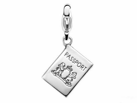 Silberner Charm in Form eines Reisepasses mit dem eingeprägten Wort PASS und einem Wappen, hergestellt von Ti Sento, Modellnummer 8246SI. Ideal für individuelle Schmuckstücke.