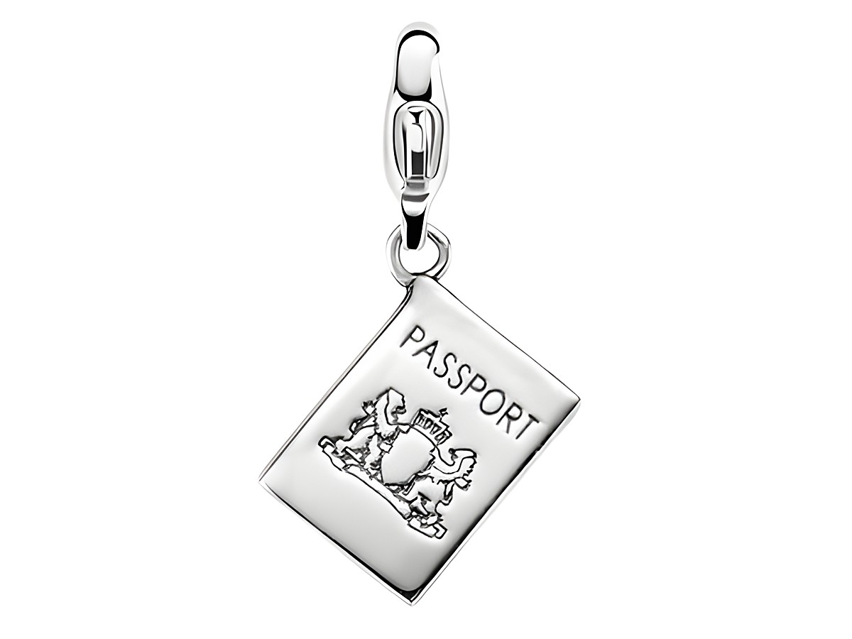 Silberner Charm in Form eines Reisepasses mit dem eingeprägten Wort PASS und einem Wappen, hergestellt von Ti Sento, Modellnummer 8246SI. Ideal für individuelle Schmuckstücke.