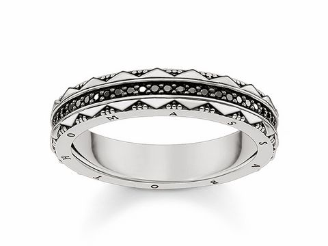 Ring von Thomas Sabo TR2106-643-11-48 aus Silber geschwärzt mit Zirkonia, Größe 48, zeigt ein elegantes Design mit feinen Mustern und glitzernden Akzenten.