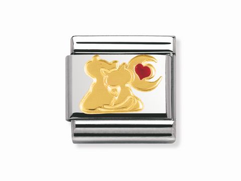 Ein liebevolles Katzenpaar vor einem Halbmond, in gold und rot emailliert, auf einem silbernen Hintergrund. Ideal für Tierliebhaber und romantische Geschenke von Nomination.