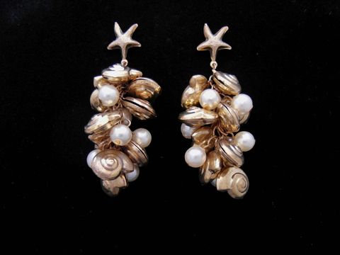 Ohrringe in Form von Seesternen und Schneckenhäusern, kombiniert mit weißen Zuchtperlen Imitation, hergestellt von Juwelier Harnisch, inklusive Ear Cuffs.
