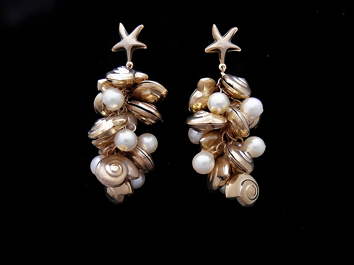 Ohrringe in Form von Seesternen und Schneckenhäusern, kombiniert mit weißen Zuchtperlen Imitation, hergestellt von Juwelier Harnisch, inklusive Ear Cuffs.