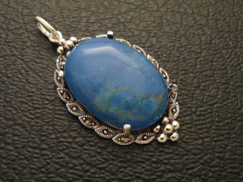 Cabochon aus türkisblauem Howlith in Silber Medaillon, verziert mit filigranen Details und kleinen Kugeln, exklusiv von Juwelier Harnisch, ideal für stilvolle Anhänger.