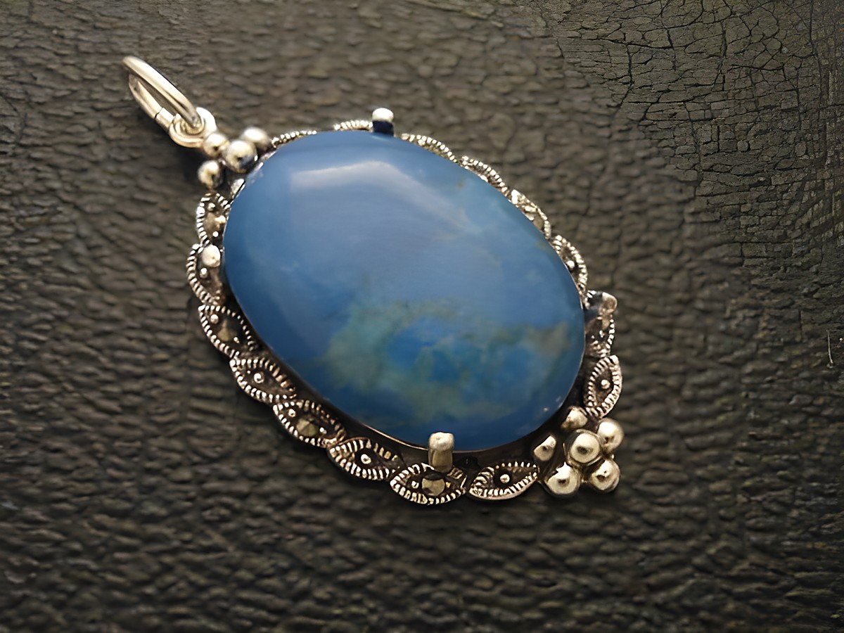 Cabochon aus türkisblauem Howlith in Silber Medaillon, verziert mit filigranen Details und kleinen Kugeln, exklusiv von Juwelier Harnisch, ideal für stilvolle Anhänger.