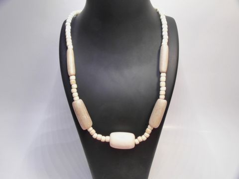 Holzkette aus Zylinderformen mit einer Länge von 60 cm in naturbraun. Die Kette hat einen schlichten, eleganten Look und wurde von Juwelier Harnisch gefertigt.