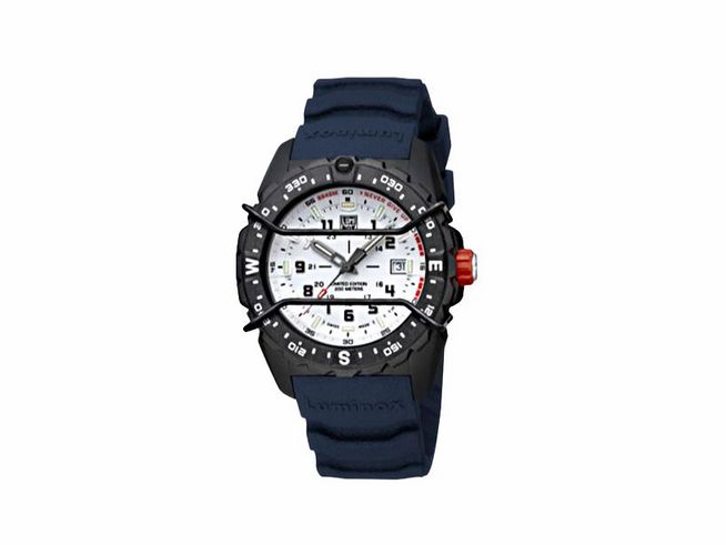 9003246-0 Luminox Uhr XB.3737 BEAR GRYLLS SURVIVAL in Carbonox mit 43 mm Gehäuse, schwarzes Ziffernblatt, leuchtenden Ziffern und einem blauen Silikonarmband, ideal für Abenteuer und Outdoor-Aktivitäten.