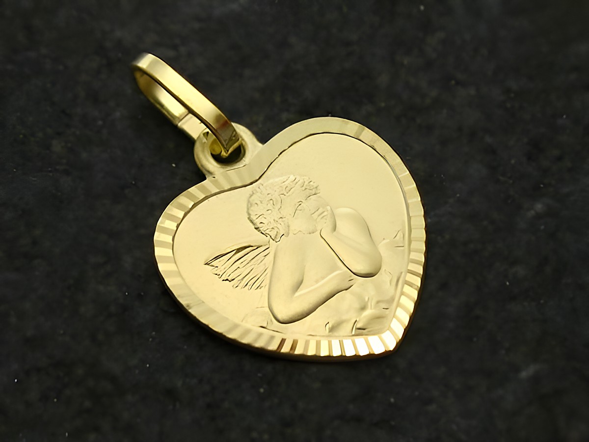 Goldener Herzanhänger mit einem Schutzengel-Motiv, 12 mm, Hersteller Juwelier Harnisch, ideal für persönliche Gravuren.