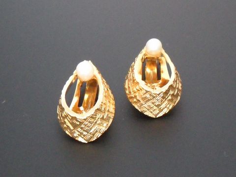 71958-0 Goldfarbene Ohrclips mit zeitlosem Design, verziert mit echten Zuchtperlen, Hersteller Juwelier Harnisch, ideal für elegante Anlässe.