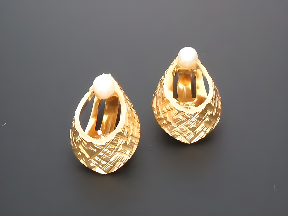 Goldfarbene Ohrclips mit zeitlosem Design, verziert mit echten Zuchtperlen, Hersteller Juwelier Harnisch, ideal für elegante Anlässe.