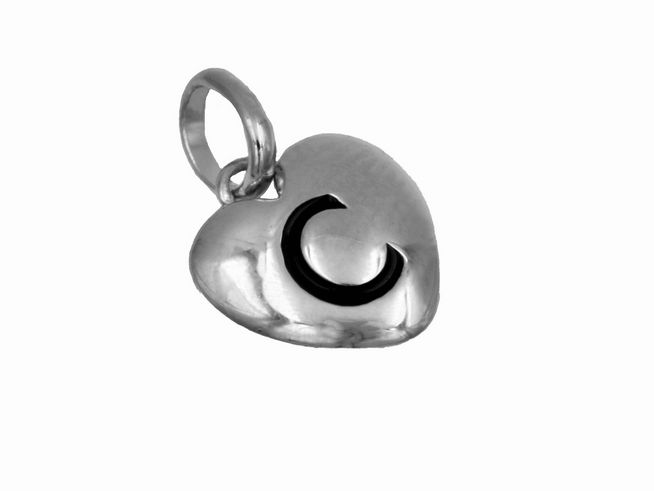 Herzanhänger aus 925 Sterling Silber, poliert und rhodiniert, mit dem Buchstaben C in Schwarz. Hersteller: Juwelier Harnisch. Ein elegantes Schmuckstück für persönliche Akzente.