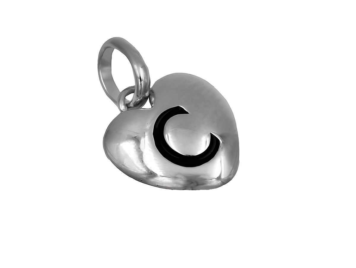 Herzanhänger aus 925 Sterling Silber, poliert und rhodiniert, mit dem Buchstaben C in Schwarz. Hersteller: Juwelier Harnisch. Ein elegantes Schmuckstück für persönliche Akzente.