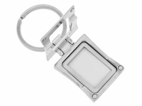 Rechteckiger Schlüsselanhänger aus Edelstahl mit klappbarem Medaillon, ideal für Gravuren, Maße 8 cm, Hersteller Juwelier Harnisch.