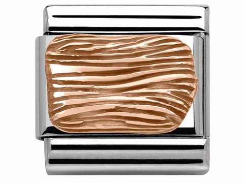 Classic Nomination Roségold mit strukturiertem Stein in der Mitte, der an eine natürliche Oberfläche erinnert, umrahmt von robustem Edelstahl. Ideal für individualisierbaren Schmuck.