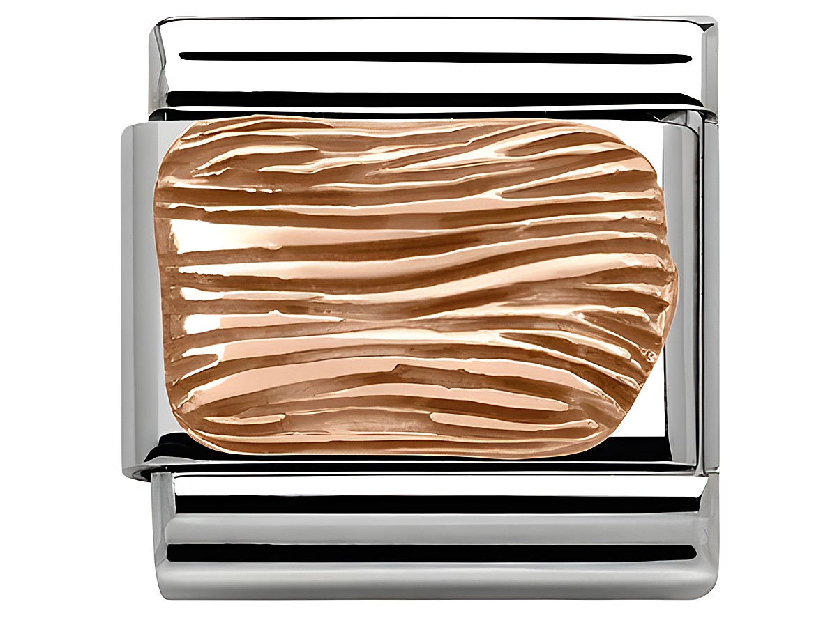 Classic Nomination Roségold mit strukturiertem Stein in der Mitte, der an eine natürliche Oberfläche erinnert, umrahmt von robustem Edelstahl. Ideal für individualisierbaren Schmuck.