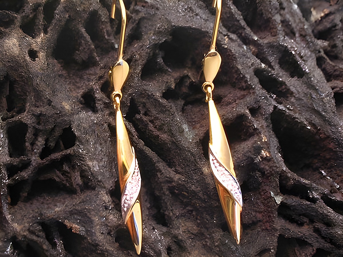 Bezaubernde Ohrhänger aus echt Gold in Bicolor, hergestellt von Juwelier Harnisch, ohne Stein, mit eleganter Form und feinem Glanz. Ideal für jeden Anlass.