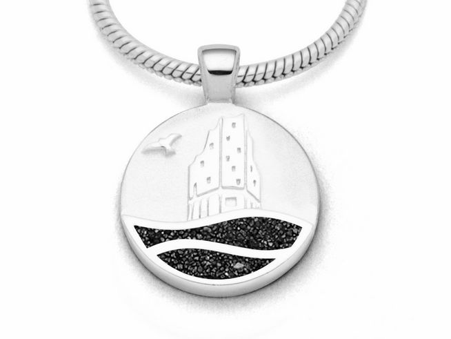 Rhodinierter Sterling Silber Anhänger von DUR mit Wellenmotiv und einer stilisierten Gebäude-Illustration, verziert mit Lavasand für einen maritimen Look, ideal für Strandliebhaber.