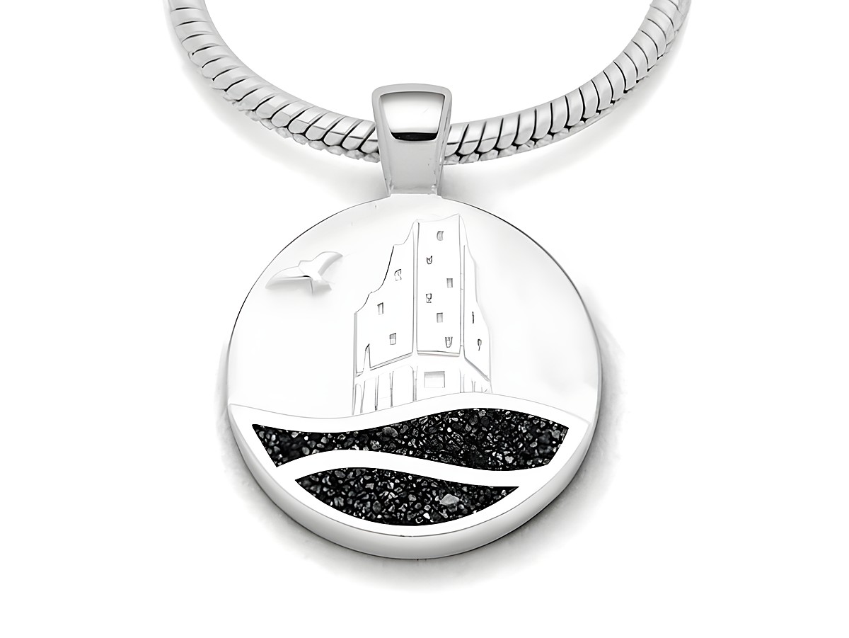 Rhodinierter Sterling Silber Anhänger von DUR mit Wellenmotiv und einer stilisierten Gebäude-Illustration, verziert mit Lavasand für einen maritimen Look, ideal für Strandliebhaber.
