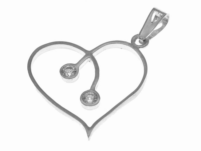 Ein silverner Anhänger in Herzform mit zwei weißen Zirkonia, elegant und zeitlos, hergestellt von Juwelier Harnisch, ideal für besondere Anlässe oder als Geschenk.