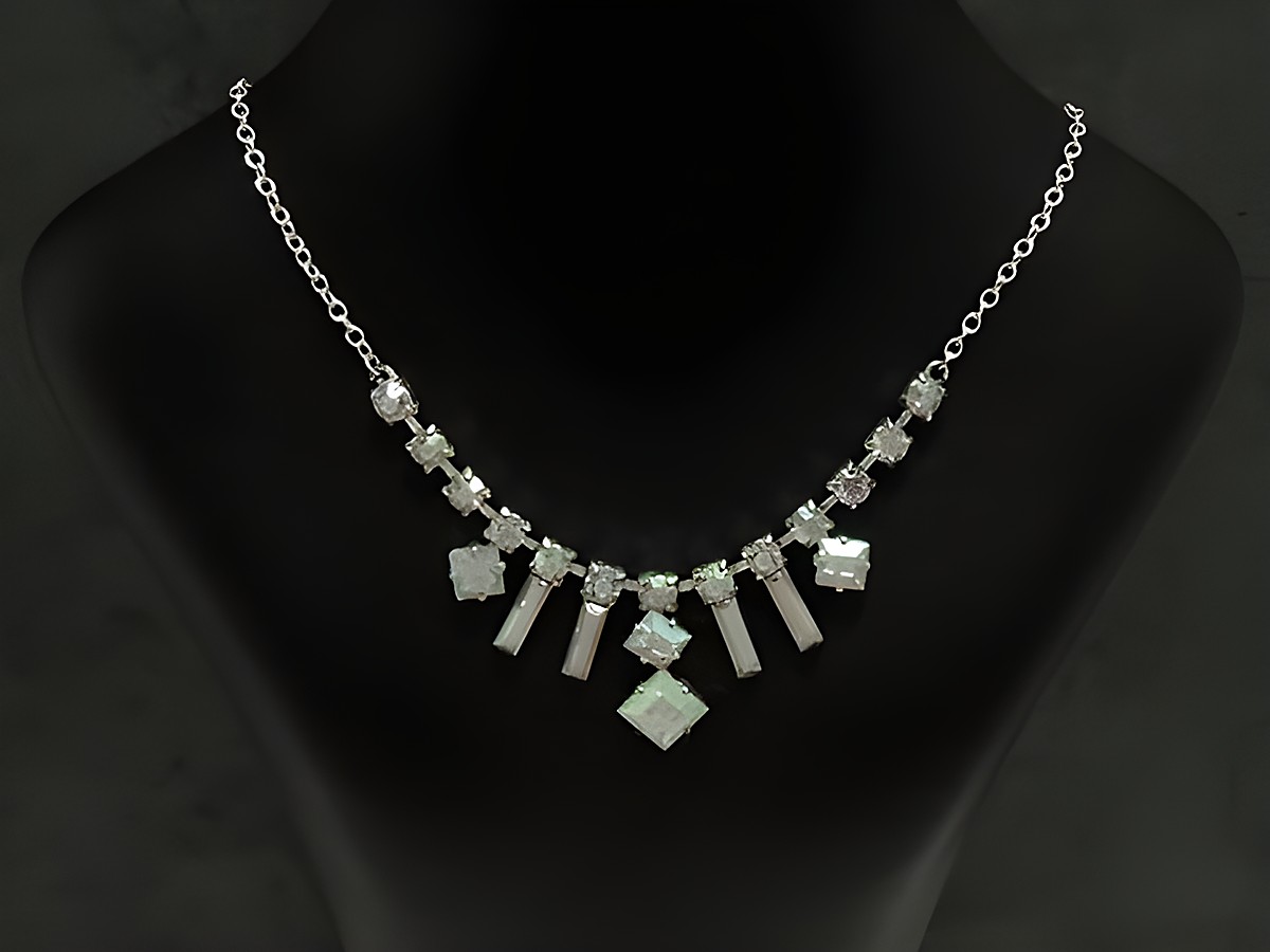 Strass Collier Kette aus Sterling Silber in zeitlos buntem Schimmer von 38-45 cm, gefertigt von Juwelier Harnisch, elegant mit verschiedenen facettierten Strasssteinen.