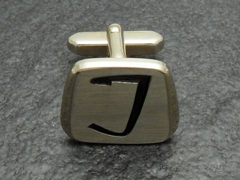 Manschettenknopf aus Edelstahl mit der Initiale J, hergestellt vom Juwelier Harnisch, elegantes und zeitloses Design für stilvolle Anlässe.